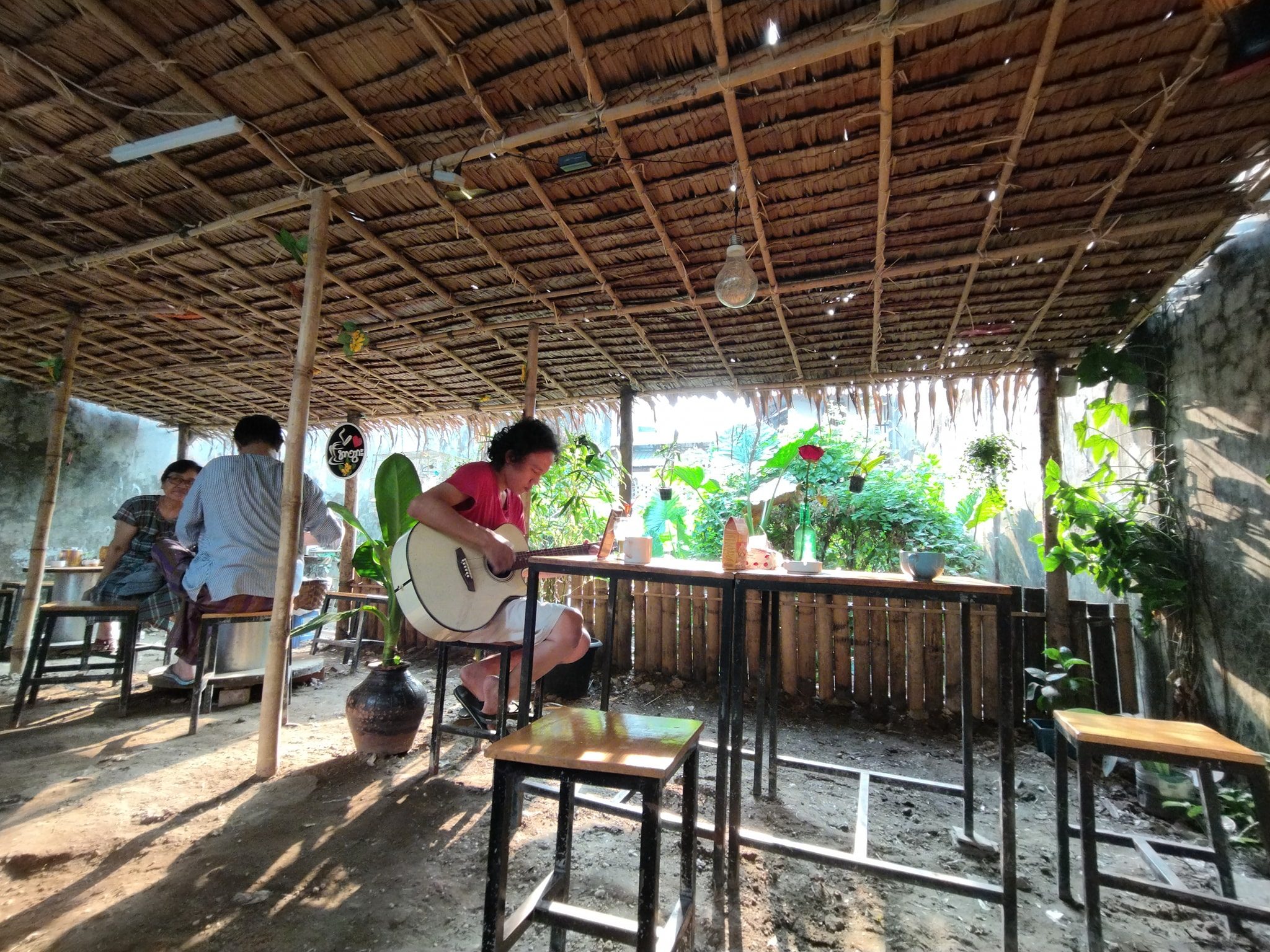 ရန်ကုန်မြို့လည်က ဓနိမိုးလေးနဲ့ အေးချမ်းလှတဲ့ ကော်ဖီဆိုင်